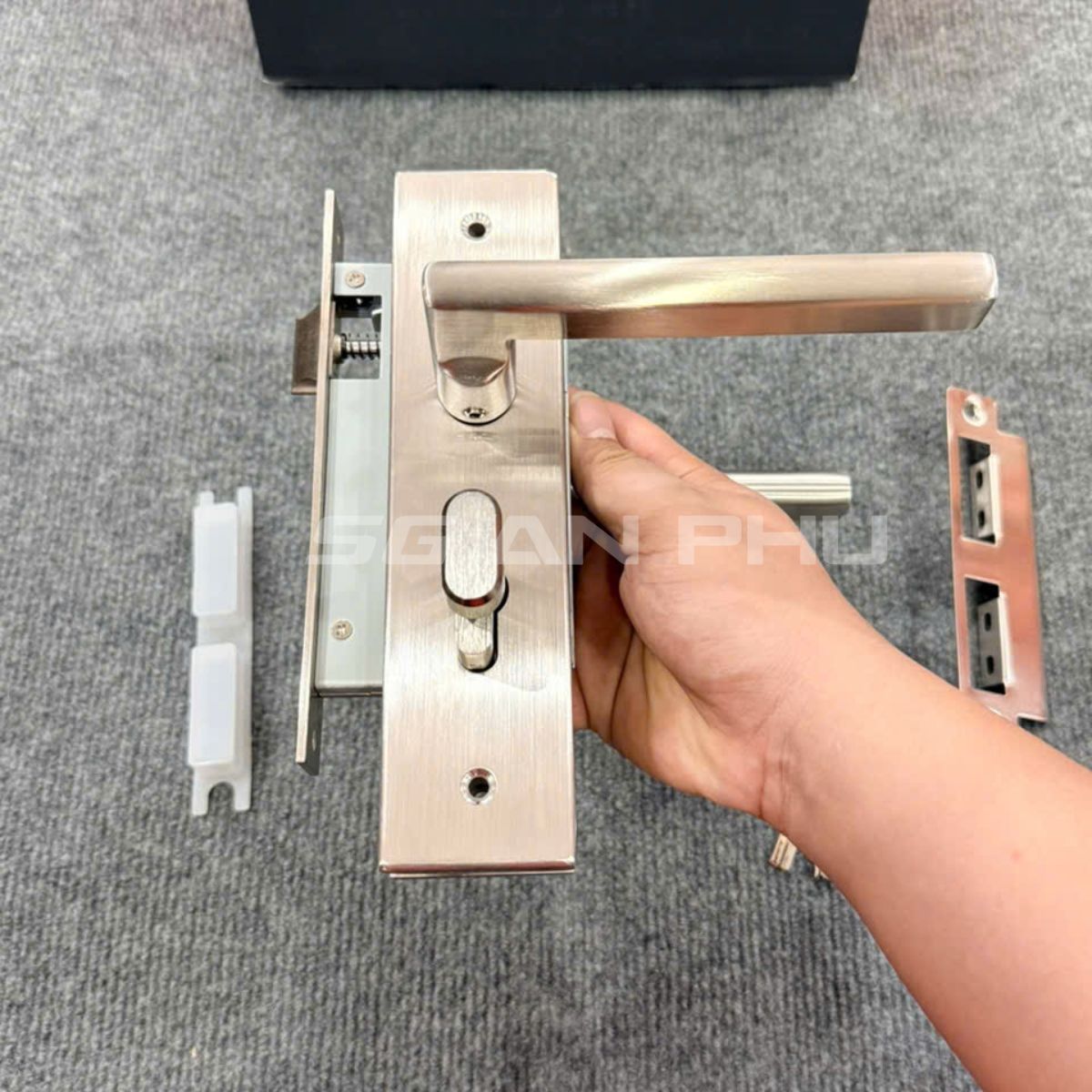 Khóa cửa nẹp VICKINI 37515.101