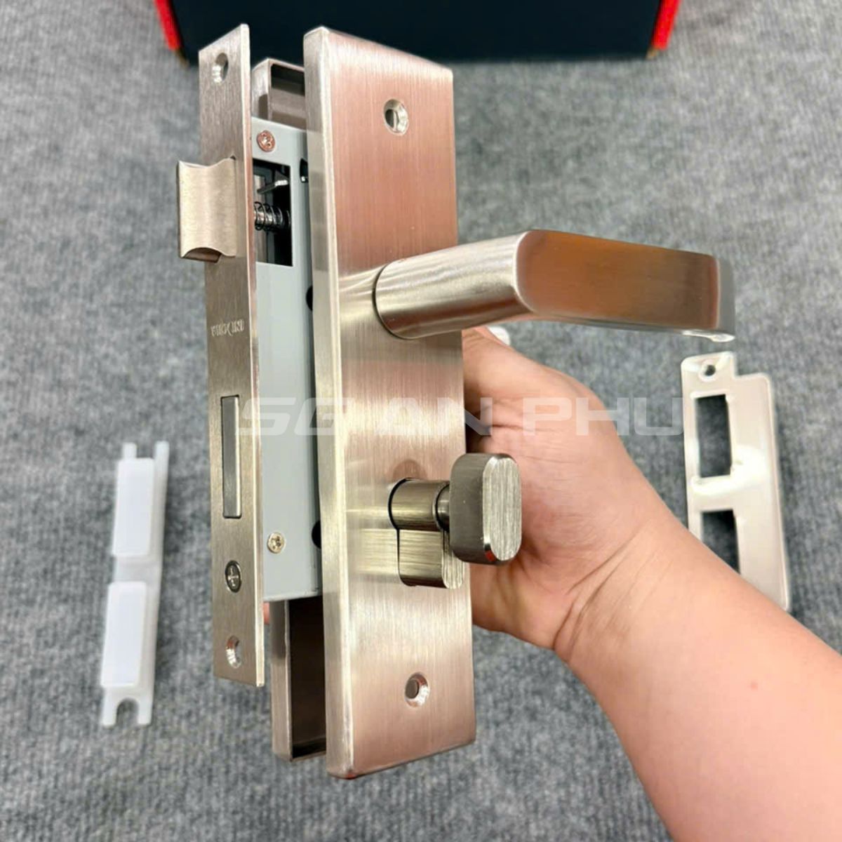 Khóa cửa nẹp VICKINI 37515.101