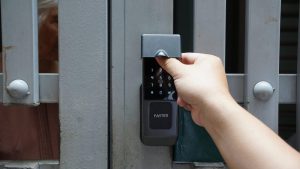 Lắp khóa vân tay cho cổng sắt có an toàn không?