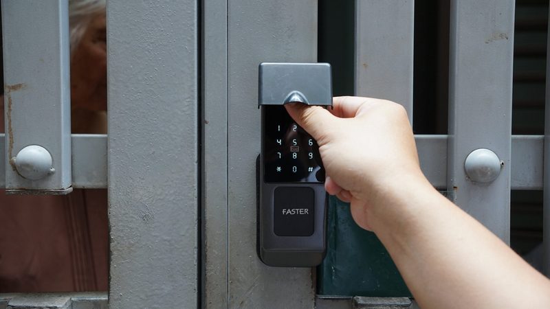 Lắp khóa vân tay cho cổng sắt có an toàn không?