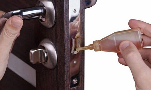 Tra dầu bôi trơn chuyên dụng vào ổ khóa