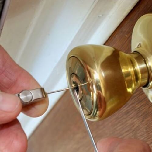 Dùng vật nhọn cho khóa có lỗ nhỏ