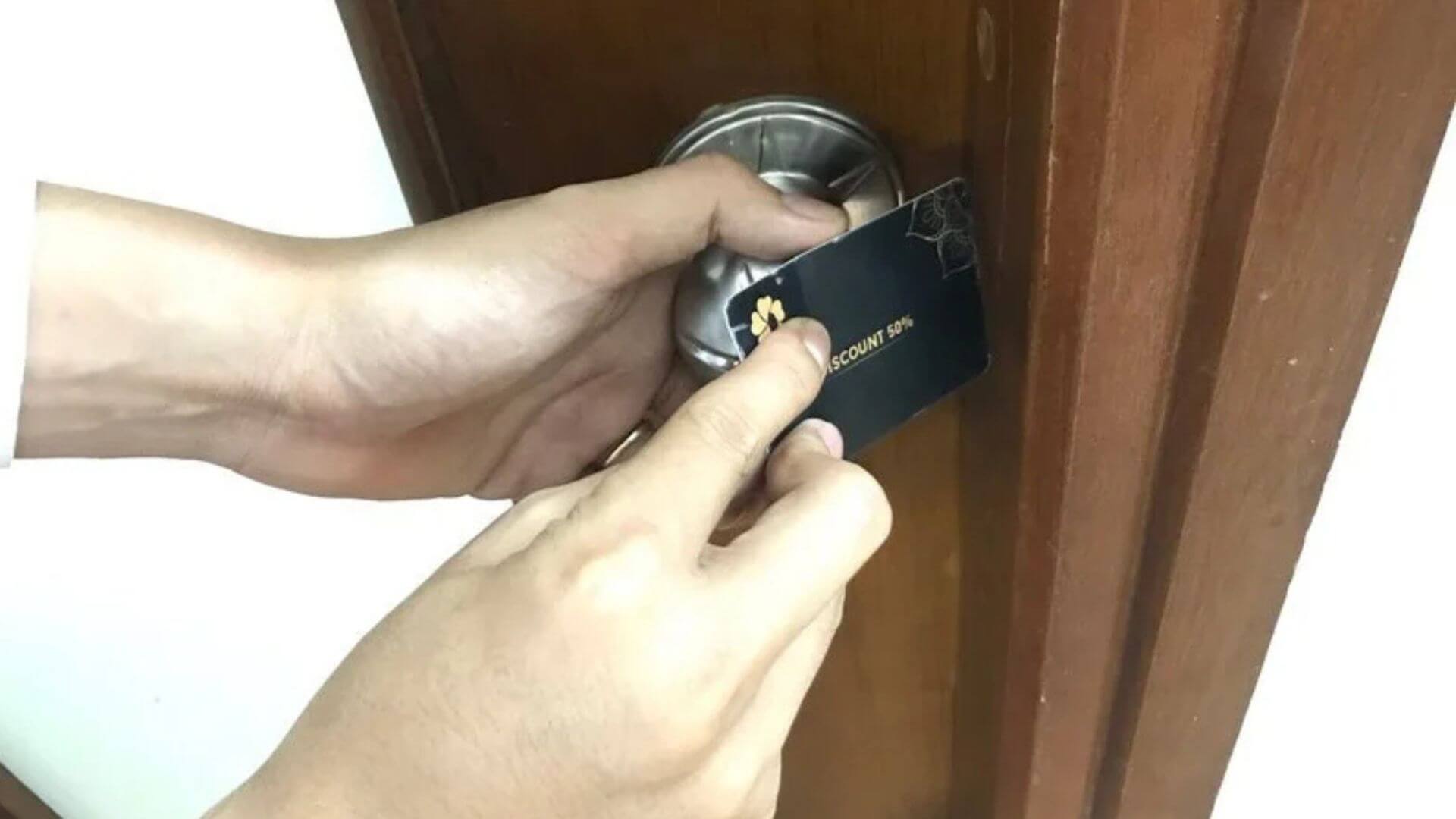 Sử dụng thẻ ATM miết vào khe cửa