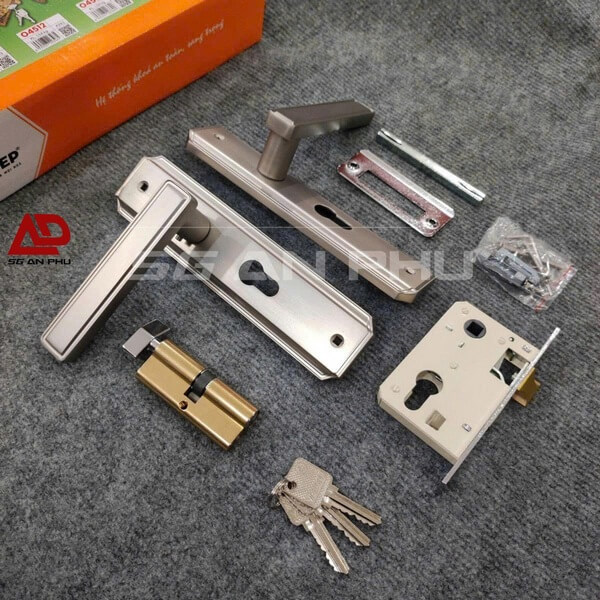 Hướng dẫn chi tiết 4 bước xử lý khóa cửa tay gạt bị kẹt