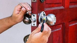 Phương pháp 1: Sử dụng lỗ nhỏ khẩn cấp trên tay nắm (phổ biến nhất)