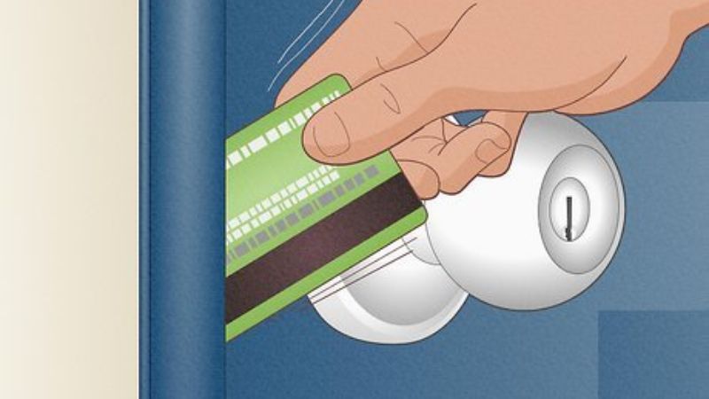 Phương pháp 2: Dùng thẻ nhựa hoặc dao mỏng khi cửa bị sập/kẹt