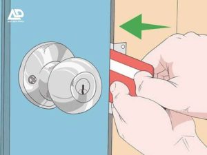 Chuẩn bị những dụng cụ cần thiết để sửa khóa bị kẹt