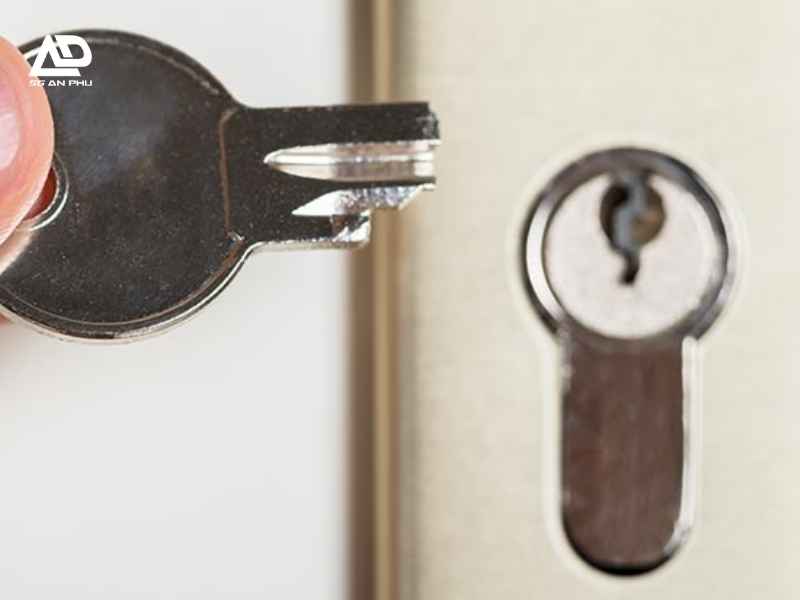 Giải pháp cho các trường hợp kẹt khóa tay nắm tròn đặc biệt