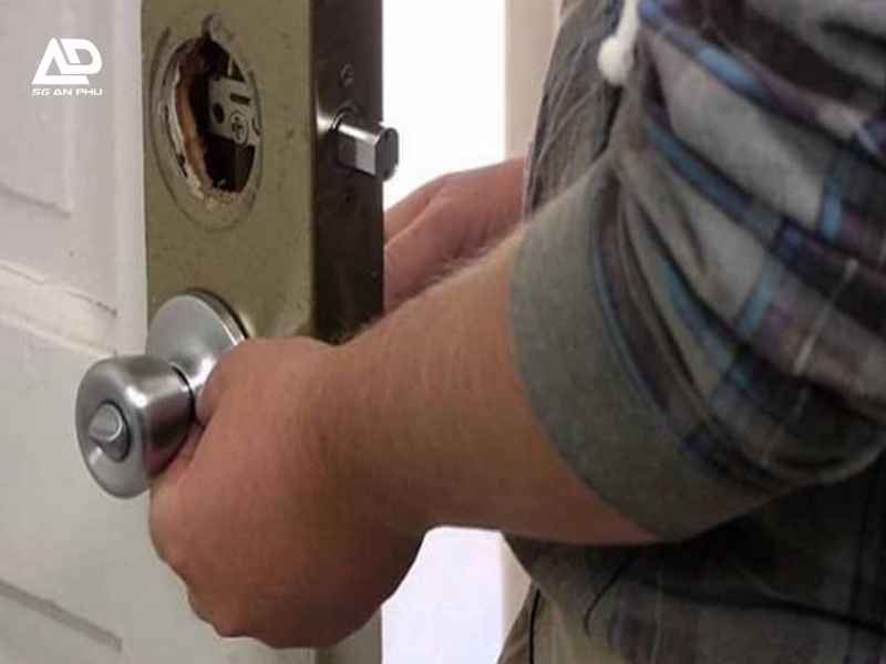 Không tự sửa được? Khi nào bạn nên gọi thợ sửa khóa chuyên nghiệp?