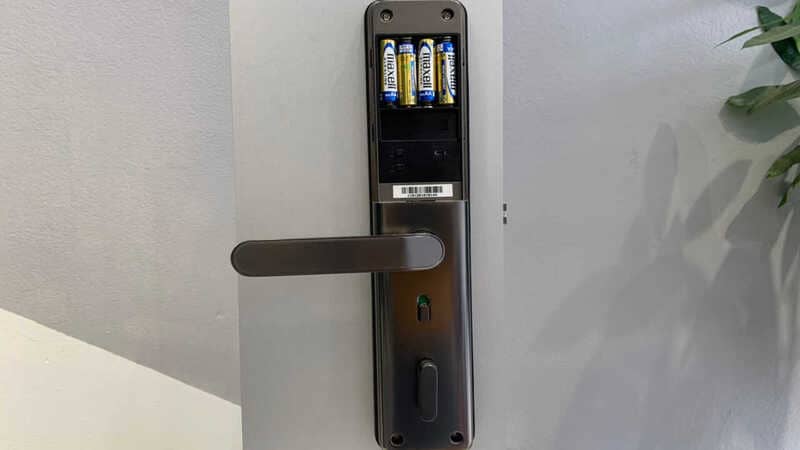 Phải làm gì khi khóa cửa vân tay hết pin?