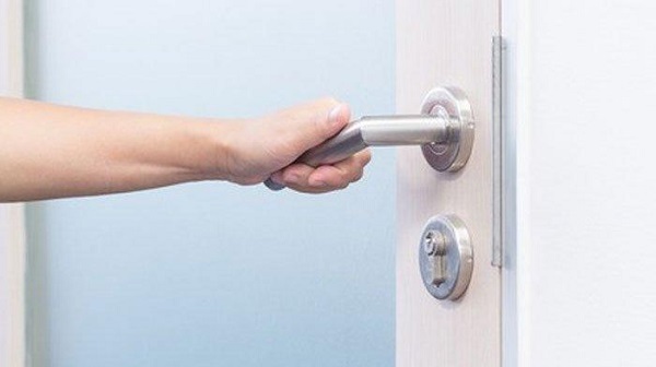 Tay gạt bị lỏng, gục xuống và không tự bật về vị trí cũ