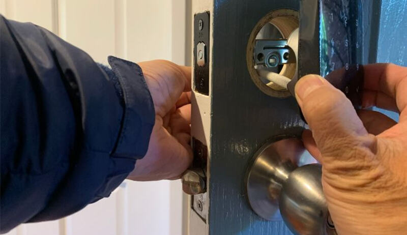 Bảng so sánh tổng quan: Khóa vân tay dùng pin vs. Khóa dùng điện trực tiếp