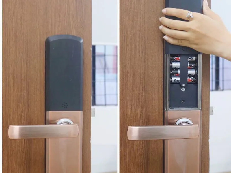 Bước 1: Xác định vị trí và mở nắp hộp pin ở mặt trong khóa