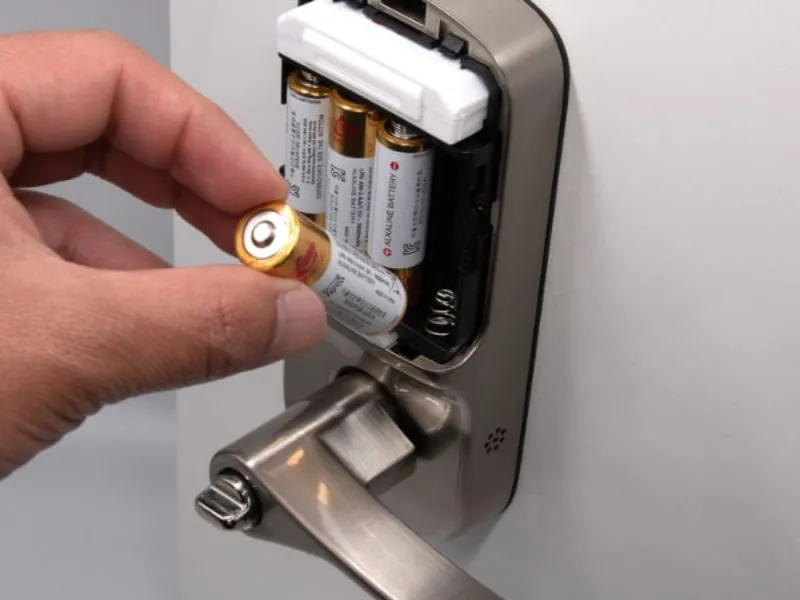 Bước 2: Tháo pin cũ và vệ sinh khoang chứa pin