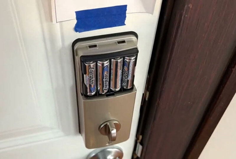 Bước 3: Lắp pin mới đúng chiều (+/-) và đúng loại