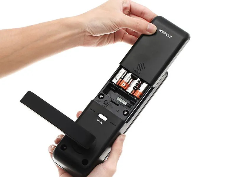 Bước 4: Đóng nắp pin và kiểm tra lại hoạt động của khóa