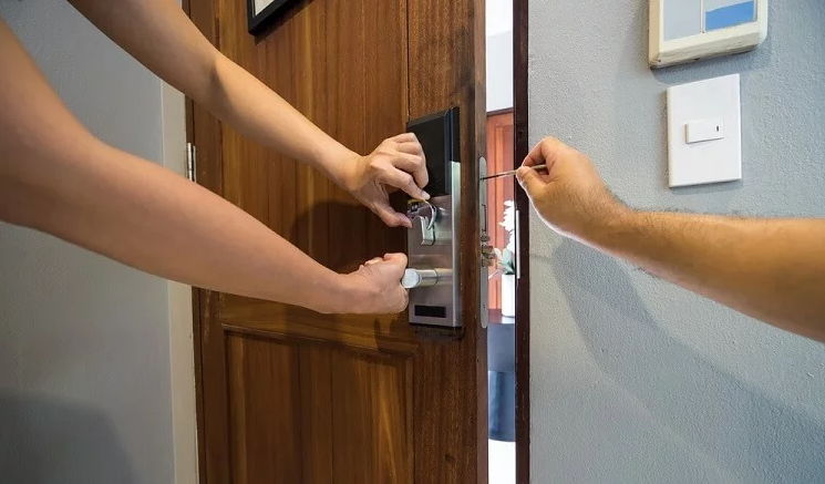 Vì sao bảo trì khóa cửa điện tử định kỳ là việc không thể bỏ qua?