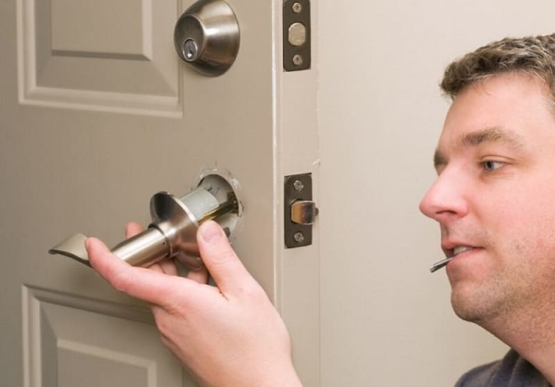 cach-mo-khoa-tay-gat-khi-mat-chia-7