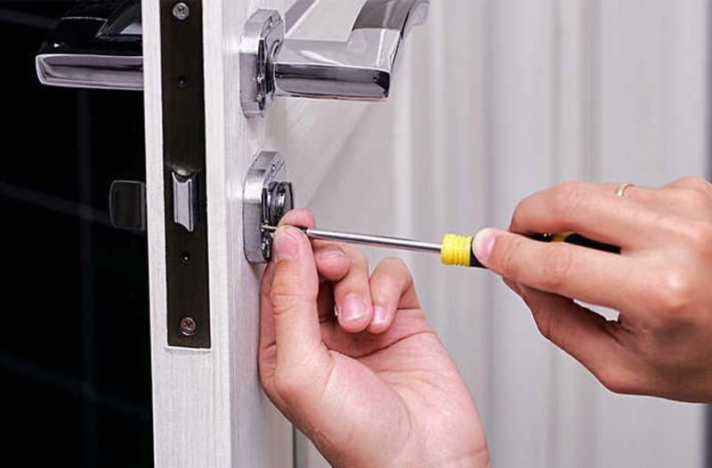 cach-mo-khoa-tay-gat-khi-mat-chia-8