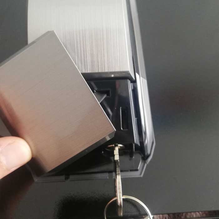 canh-mo-khoa-cua-van-tay-khi-mat-dien-2