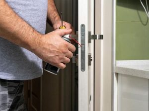 Chốt khoá cơ khí bị kẹt hoặc lệch (kẹt chốt khoá)