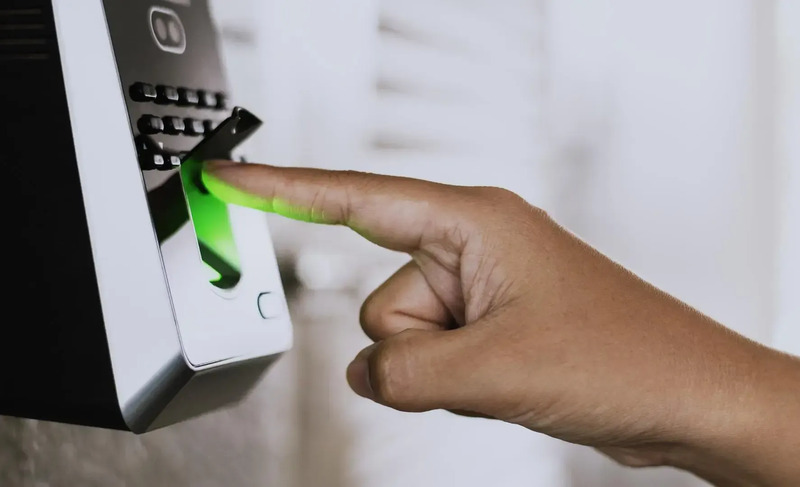 Cảm biến vân tay, thẻ từ, bàn phím bị bẩn hoặc lỗi