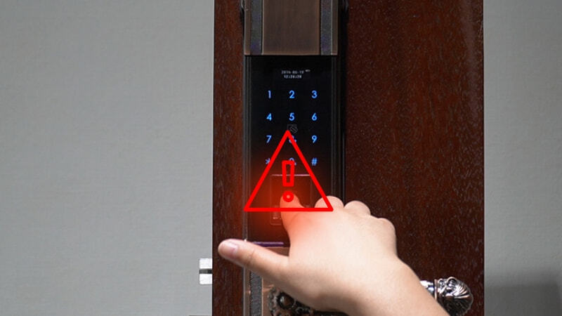 Khóa cửa thông minh bị kẹt do không nhận vân tay và thẻ từ