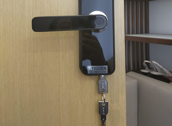 Cách 1: Sử dụng chìa khóa cơ - Phương án dự phòng đơn giản nhất