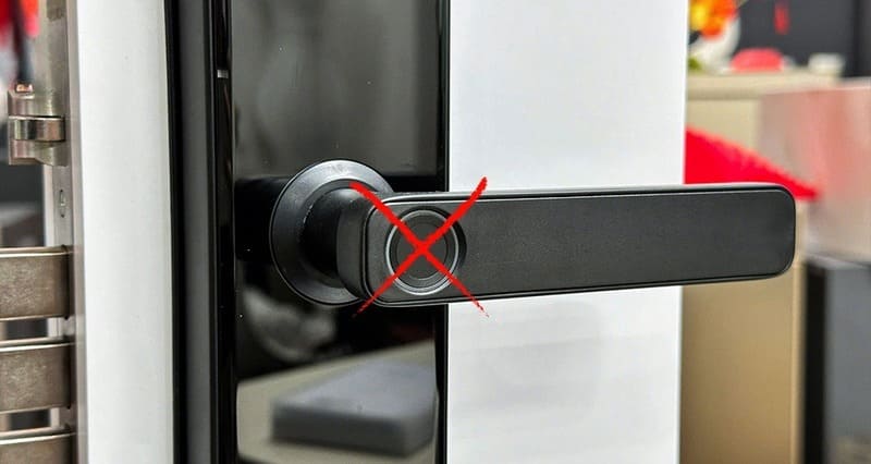 Lỗi xác thực: Khóa không nhận vân tay, thẻ từ hoặc mã số