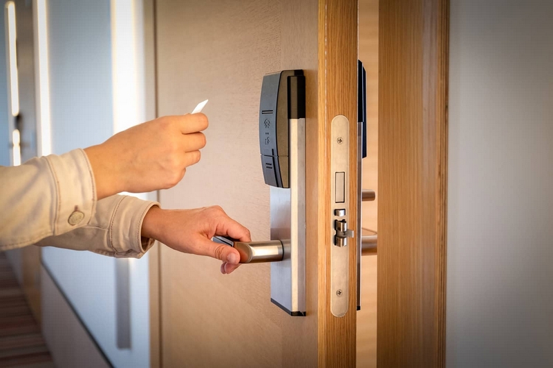 Khóa bị kẹt cơ, tay gạt lỏng lẻo