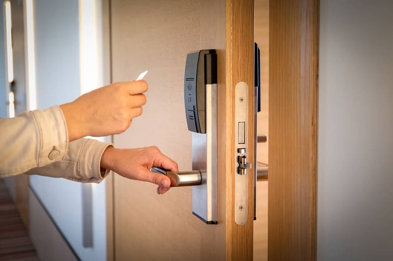 Quy trình cài đặt và sử dụng khóa thẻ từ khách sạn?