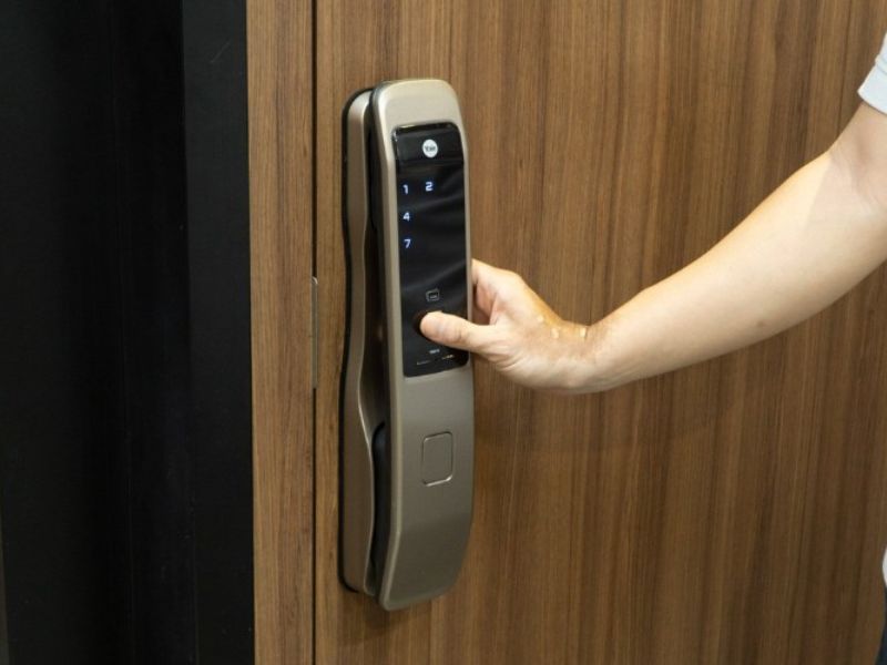 So sánh chi tiết khóa có tay cầm và không tay cầm