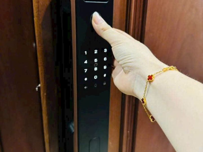 Pin khoá vân tay dùng được bao lâu?