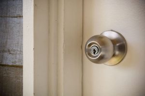 Vì sao cần chọn khóa tay nắm tròn chuyên dụng cho phòng vệ sinh?