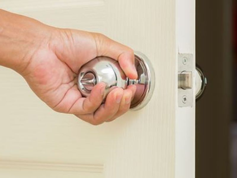 Lắp đặt sai kỹ thuật hoặc linh kiện bị lệch cũng là một trong những nguyên nhân khiến chốt khóa không bật chốt ra được