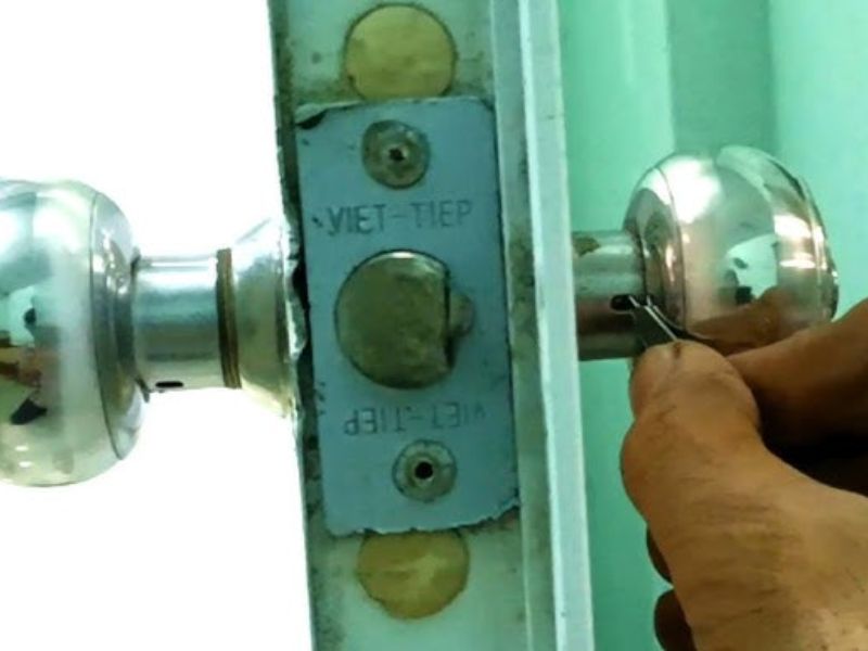 Hướng dẫn các bước sửa khóa tay nắm tròn bị kẹt chốt