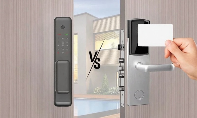 So sánh trực tiếp: Khóa vân tay và Khóa thẻ từ