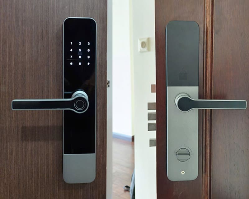 Nên dùng khóa vân tay hay thẻ từ? Lời khuyên cho từng nhu cầu