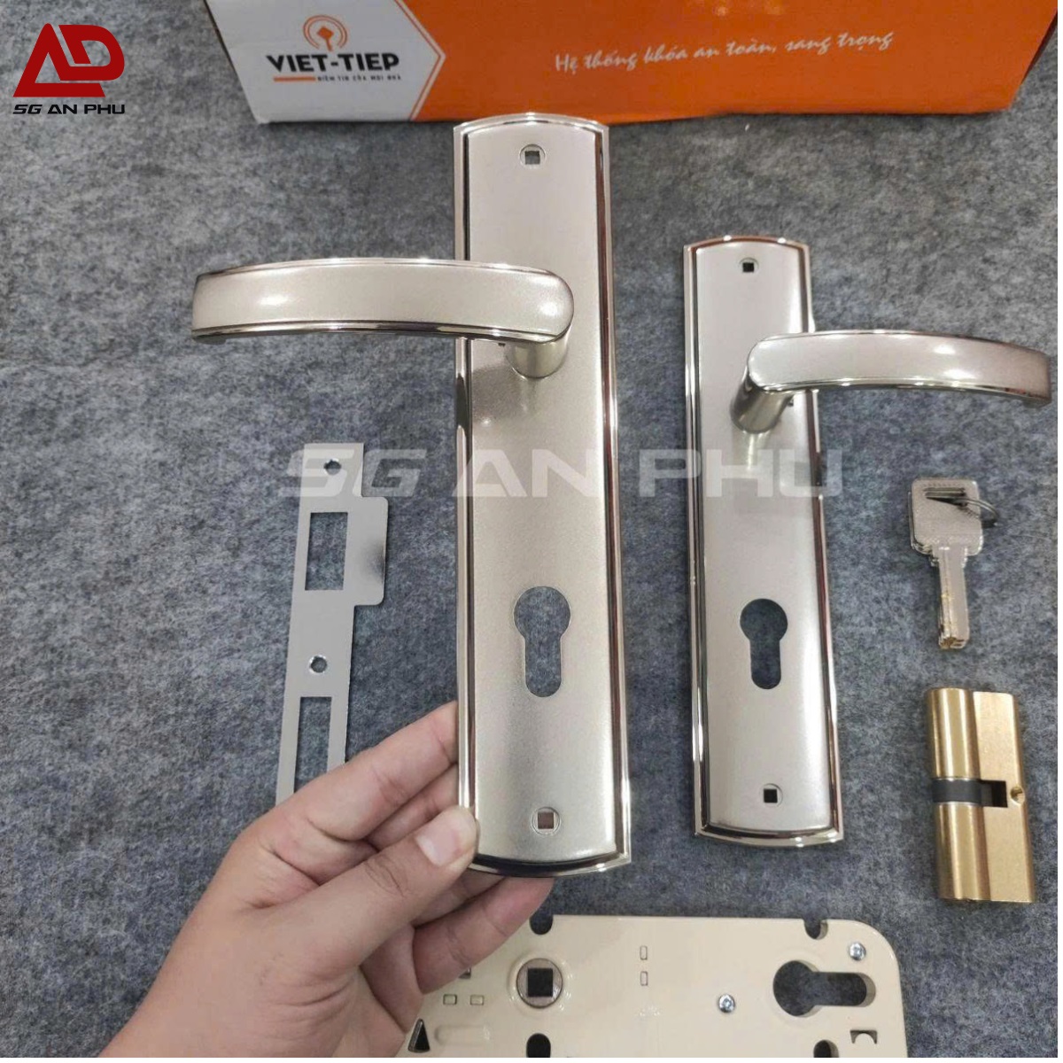 Khóa của Việt Tiệp tay cong