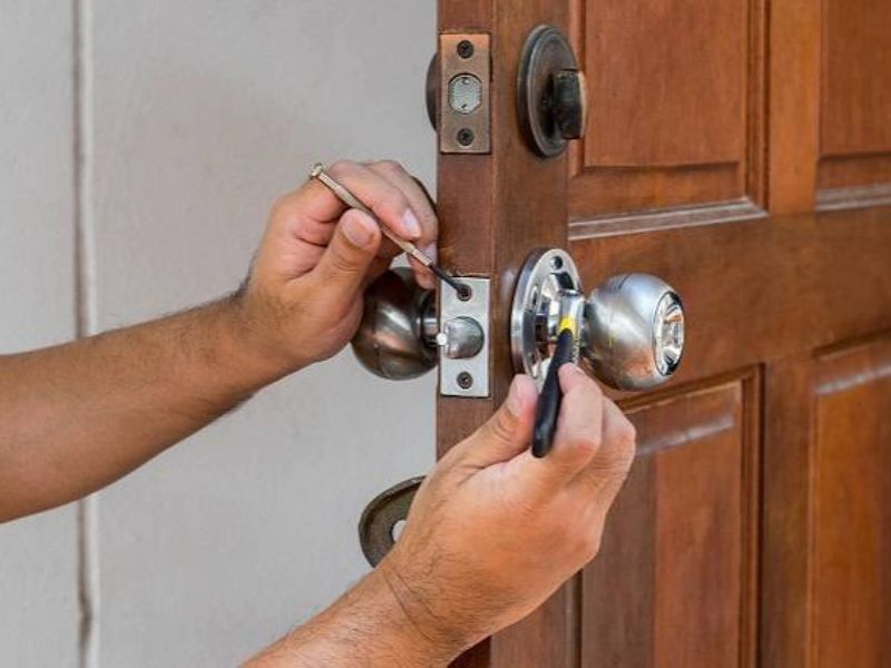 Cách thay lõi và lắp đặt khóa tay nắm tròn đúng kỹ thuật