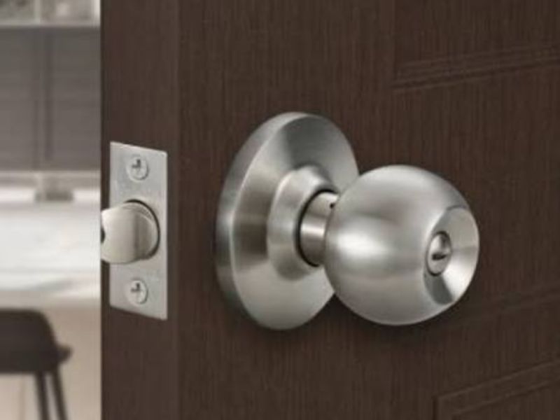 Khóa tay nắm tròn khác gì khóa tay gạt? Nên chọn loại nào?